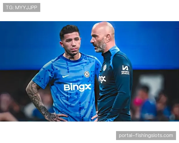 特写：第70分钟，切尔西中场恩佐·费尔南德斯抽筋倒地，本场已跑动12.3公里