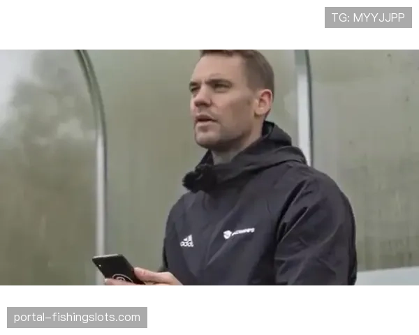 诺伊尔赛后在混合采访区的落寞身影，一代门神面临生涯抉择