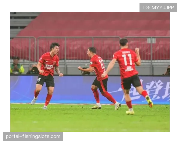 中超俱乐部联合举办“足球进校园”活动，重点讲解现代防守站位原则