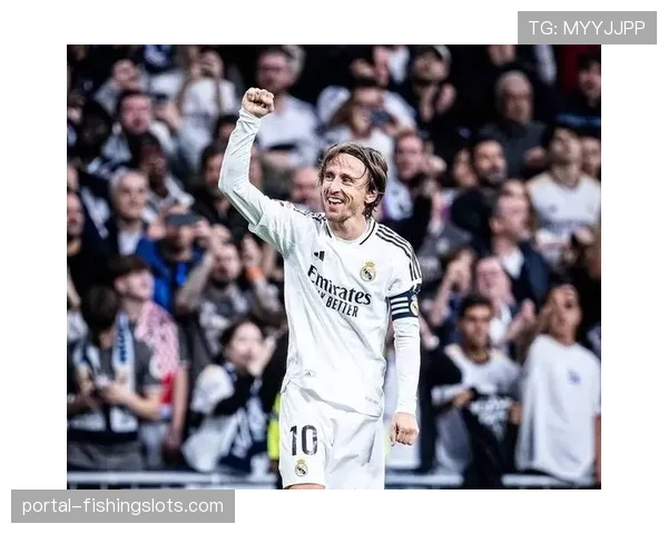 特写：老将莫德里奇替补登场策动绝杀，伯纳乌响起持久掌声